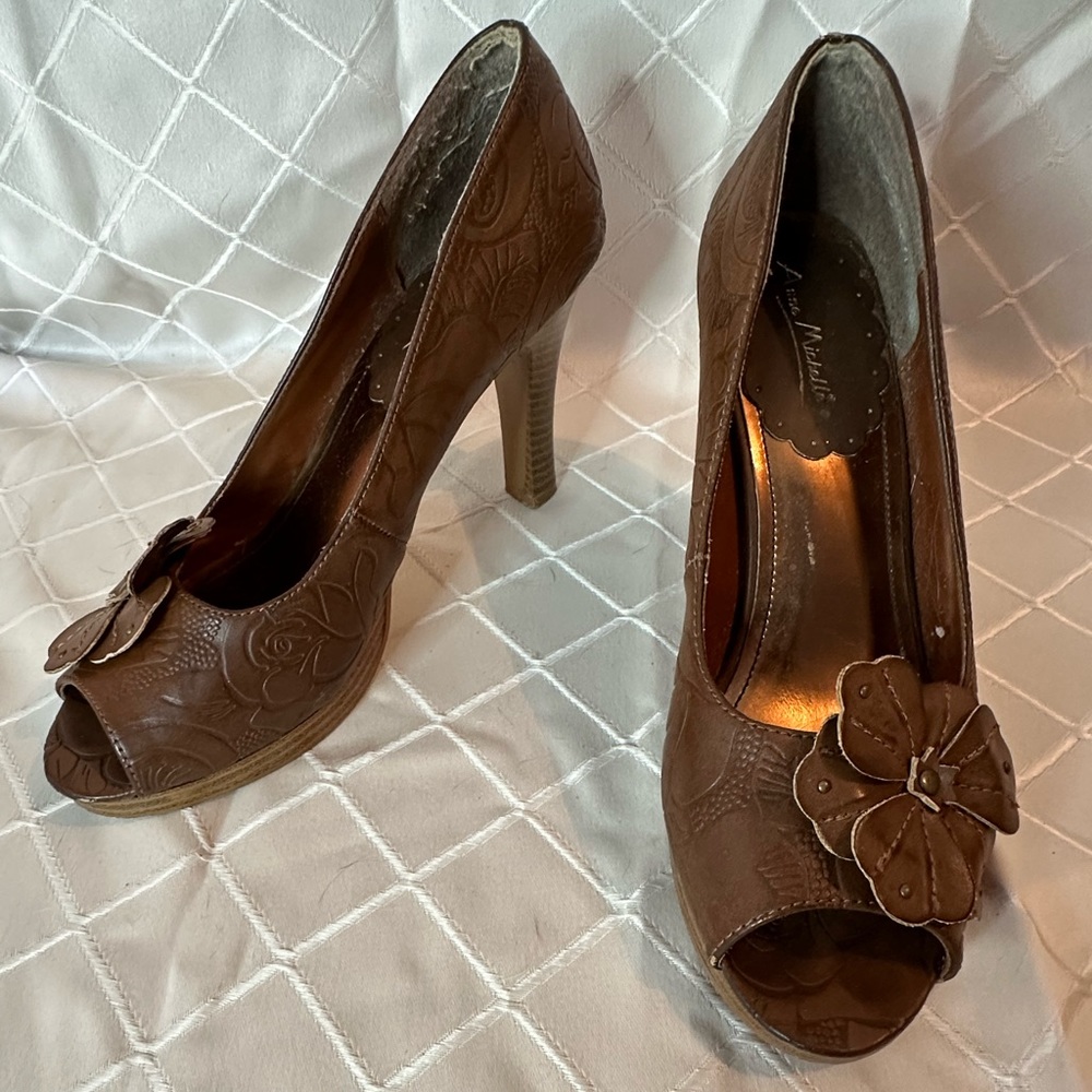 Anne Michelle Faux Tooled Leather Peep Toe Pumps, size 8.5.